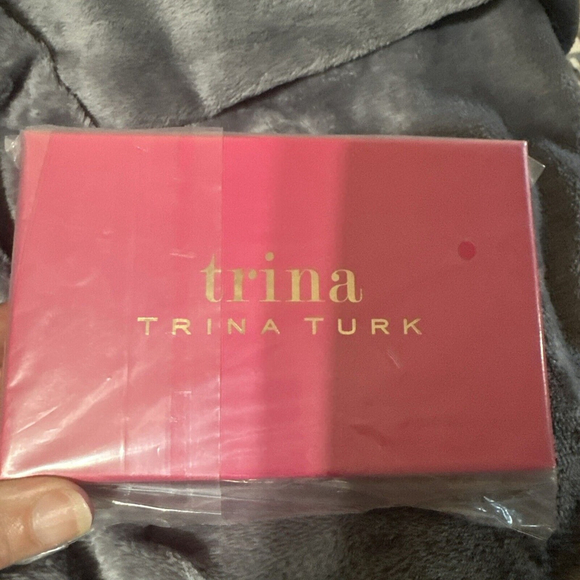 NWT In Gift Box Trina Turk Zipper Around Floral Small Wallet MSRP $58 - Picture 6 of 6